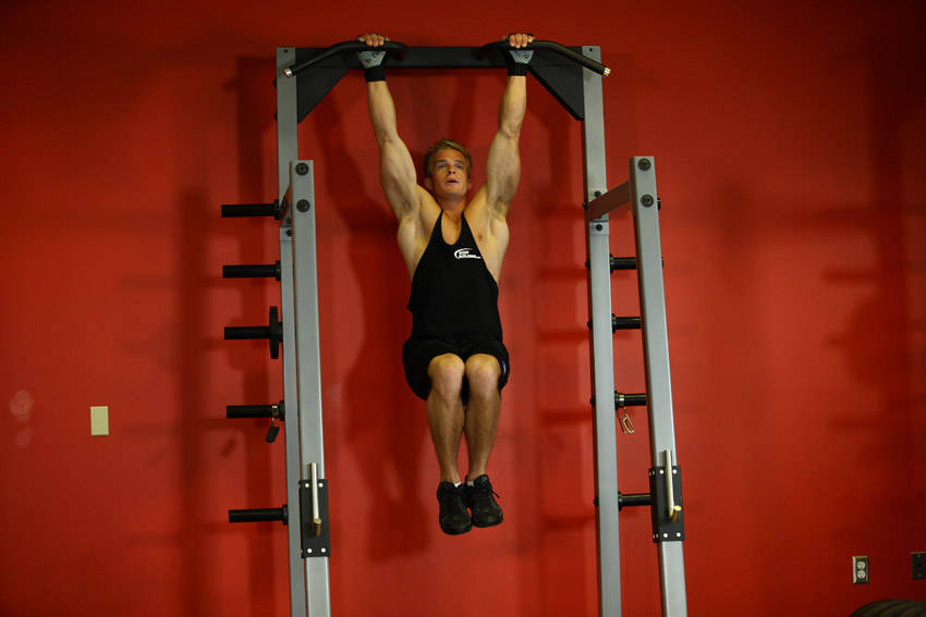 Twisting Hanging Knee Raises - Start position