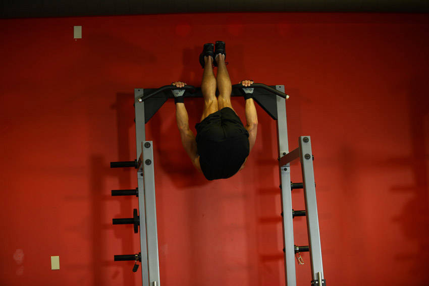 Twisting Hanging Knee Raises - Finish position